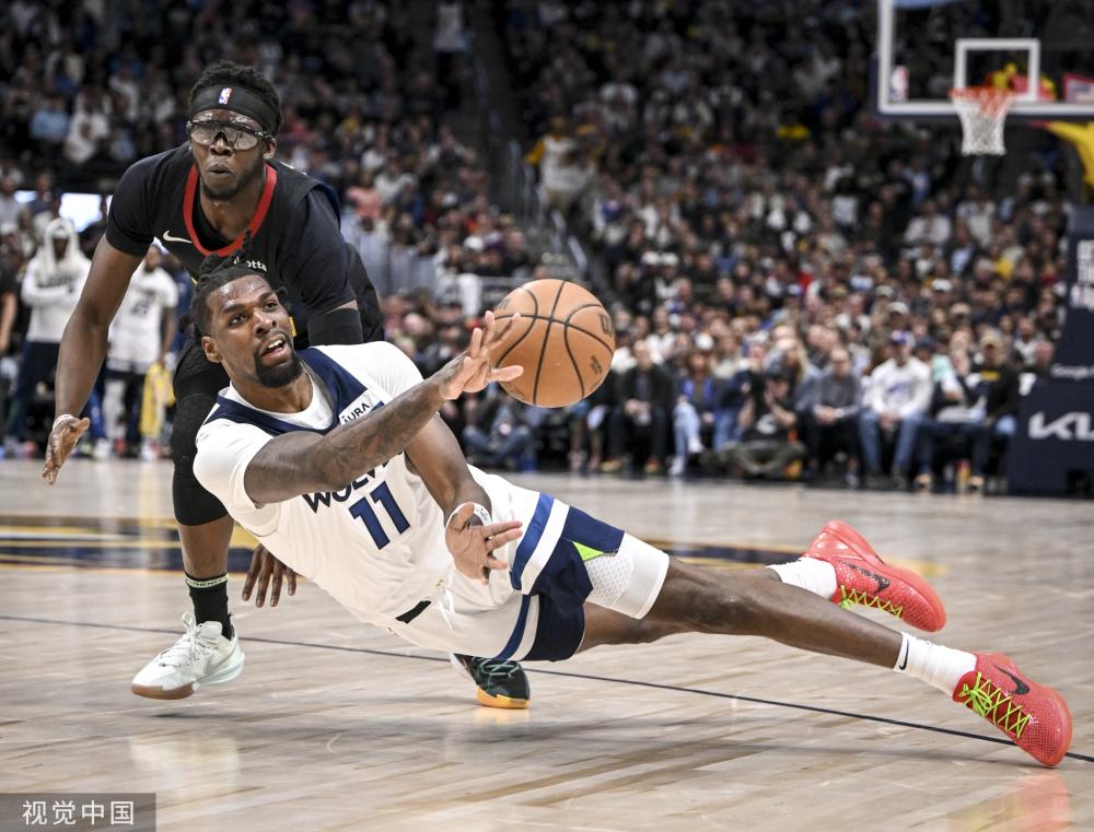 墨士廉在水翼风筝板青年欧锦赛中夺冠.